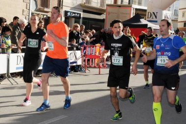 Las calles de Larraga se llenaron este fin de semana de deportistas en su XXXII Cross de Reyes. Una prueba que unió a todo un pueblo antes de servir los roscones en las mesas de los hogares. El buen tiempo y mejor humor formaron parte de este gran día para los ragueses.