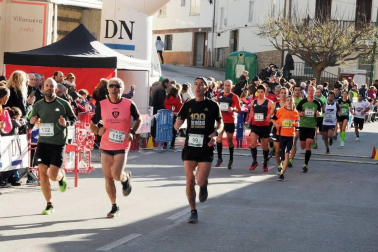 Las calles de Larraga se llenaron este fin de semana de deportistas en su XXXII Cross de Reyes. Una prueba que unió a todo un pueblo antes de servir los roscones en las mesas de los hogares. El buen tiempo y mejor humor formaron parte de este gran día para los ragueses.