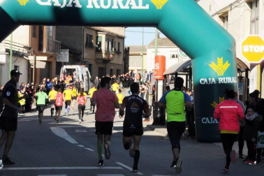 Las calles de Larraga se llenaron este fin de semana de deportistas en su XXXII Cross de Reyes. Una prueba que unió a todo un pueblo antes de servir los roscones en las mesas de los hogares. El buen tiempo y mejor humor formaron parte de este gran día para los ragueses.