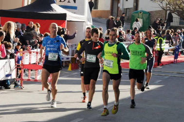 Las calles de Larraga se llenaron este fin de semana de deportistas en su XXXII Cross de Reyes. Una prueba que unió a todo un pueblo antes de servir los roscones en las mesas de los hogares. El buen tiempo y mejor humor formaron parte de este gran día para los ragueses.