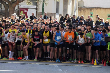 Las calles de Larraga se llenaron este fin de semana de deportistas en su XXXII Cross de Reyes. Una prueba que unió a todo un pueblo antes de servir los roscones en las mesas de los hogares. El buen tiempo y mejor humor formaron parte de este gran día para los ragueses.