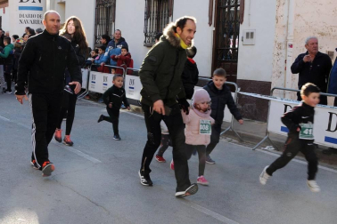 Las calles de Larraga se llenaron este fin de semana de deportistas en su XXXII Cross de Reyes. Una prueba que unió a todo un pueblo antes de servir los roscones en las mesas de los hogares. El buen tiempo y mejor humor formaron parte de este gran día para los ragueses.