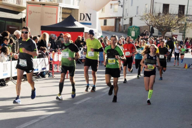 Las calles de Larraga se llenaron este fin de semana de deportistas en su XXXII Cross de Reyes. Una prueba que unió a todo un pueblo antes de servir los roscones en las mesas de los hogares. El buen tiempo y mejor humor formaron parte de este gran día para los ragueses.