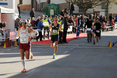 Las calles de Larraga se llenaron este fin de semana de deportistas en su XXXII Cross de Reyes. Una prueba que unió a todo un pueblo antes de servir los roscones en las mesas de los hogares. El buen tiempo y mejor humor formaron parte de este gran día para los ragueses.