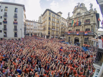 Fotos de la exposición fotográfica con el resumen del año que acoge El Corte Inglés de Pamplona