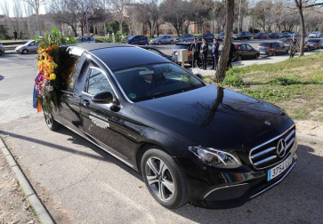 Los reyes, Felipe VI y doña Letizia, junto a don Juan Carlos y doña Sofía, han asistido este viernes al entierro de la infanta Pilar de Borbón en el cementerio de San Isidro de Madrid.