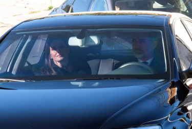 Los reyes, Felipe VI y doña Letizia, junto a don Juan Carlos y doña Sofía, han asistido este viernes al entierro de la infanta Pilar de Borbón en el cementerio de San Isidro de Madrid.