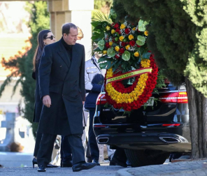 Los reyes, Felipe VI y doña Letizia, junto a don Juan Carlos y doña Sofía, han asistido este viernes al entierro de la infanta Pilar de Borbón en el cementerio de San Isidro de Madrid.
