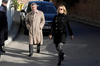 Los reyes, Felipe VI y doña Letizia, junto a don Juan Carlos y doña Sofía, han asistido este viernes al entierro de la infanta Pilar de Borbón en el cementerio de San Isidro de Madrid.
