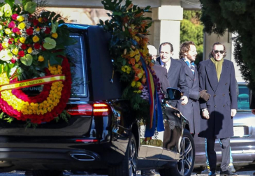 Los reyes, Felipe VI y doña Letizia, junto a don Juan Carlos y doña Sofía, han asistido este viernes al entierro de la infanta Pilar de Borbón en el cementerio de San Isidro de Madrid.