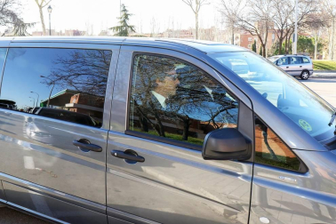 Los reyes, Felipe VI y doña Letizia, junto a don Juan Carlos y doña Sofía, han asistido este viernes al entierro de la infanta Pilar de Borbón en el cementerio de San Isidro de Madrid.