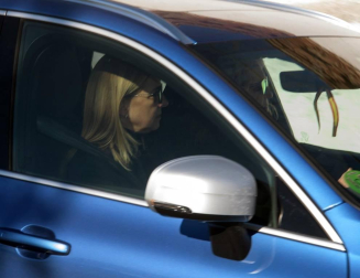 Los reyes, Felipe VI y doña Letizia, junto a don Juan Carlos y doña Sofía, han asistido este viernes al entierro de la infanta Pilar de Borbón en el cementerio de San Isidro de Madrid.