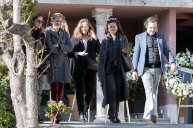 Los reyes, Felipe VI y doña Letizia, junto a don Juan Carlos y doña Sofía, han asistido este viernes al entierro de la infanta Pilar de Borbón en el cementerio de San Isidro de Madrid.