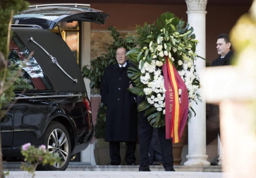 Los reyes, Felipe VI y doña Letizia, junto a don Juan Carlos y doña Sofía, han asistido este viernes al entierro de la infanta Pilar de Borbón en el cementerio de San Isidro de Madrid.