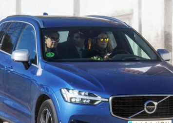 Los reyes, Felipe VI y doña Letizia, junto a don Juan Carlos y doña Sofía, han asistido este viernes al entierro de la infanta Pilar de Borbón en el cementerio de San Isidro de Madrid.