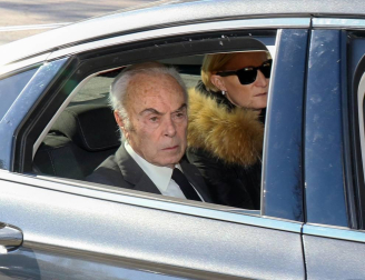 Los reyes, Felipe VI y doña Letizia, junto a don Juan Carlos y doña Sofía, han asistido este viernes al entierro de la infanta Pilar de Borbón en el cementerio de San Isidro de Madrid.