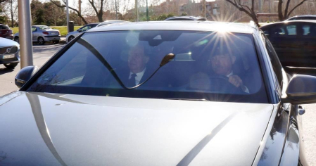 Los reyes, Felipe VI y doña Letizia, junto a don Juan Carlos y doña Sofía, han asistido este viernes al entierro de la infanta Pilar de Borbón en el cementerio de San Isidro de Madrid.