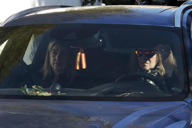 Los reyes, Felipe VI y doña Letizia, junto a don Juan Carlos y doña Sofía, han asistido este viernes al entierro de la infanta Pilar de Borbón en el cementerio de San Isidro de Madrid.