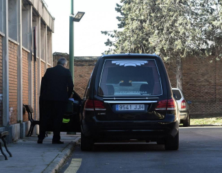 Los reyes, Felipe VI y doña Letizia, junto a don Juan Carlos y doña Sofía, han asistido este viernes al entierro de la infanta Pilar de Borbón en el cementerio de San Isidro de Madrid.