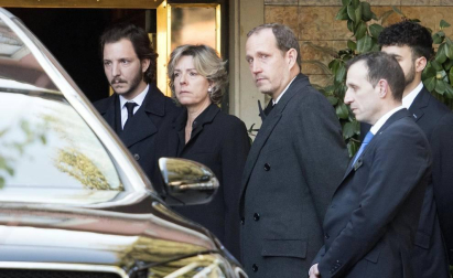 Los reyes, Felipe VI y doña Letizia, junto a don Juan Carlos y doña Sofía, han asistido este viernes al entierro de la infanta Pilar de Borbón en el cementerio de San Isidro de Madrid.