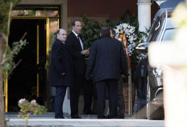 Los reyes, Felipe VI y doña Letizia, junto a don Juan Carlos y doña Sofía, han asistido este viernes al entierro de la infanta Pilar de Borbón en el cementerio de San Isidro de Madrid.