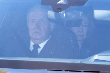 Los reyes, Felipe VI y doña Letizia, junto a don Juan Carlos y doña Sofía, han asistido este viernes al entierro de la infanta Pilar de Borbón en el cementerio de San Isidro de Madrid.