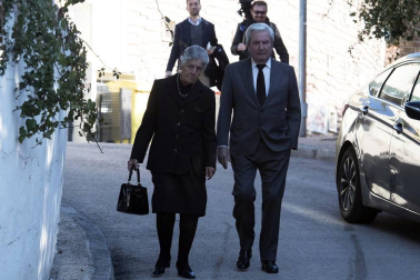 Los reyes, Felipe VI y doña Letizia, junto a don Juan Carlos y doña Sofía, han asistido este viernes al entierro de la infanta Pilar de Borbón en el cementerio de San Isidro de Madrid.