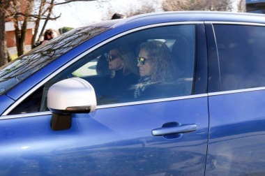 Los reyes, Felipe VI y doña Letizia, junto a don Juan Carlos y doña Sofía, han asistido este viernes al entierro de la infanta Pilar de Borbón en el cementerio de San Isidro de Madrid.