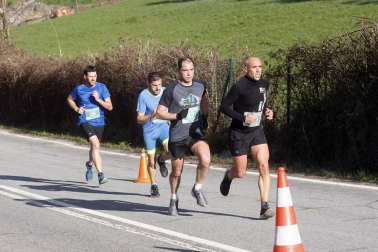 Participantes en la prueba disputada este domingo, 12 de enero, sobre un recorrido de 7,7 kilómetros