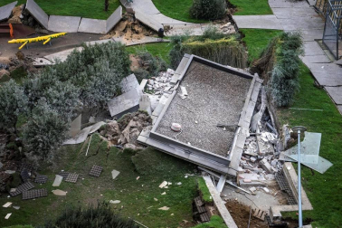 Un parque infantil con pista deportiva se ha hundido sobre el aparcamiento subterráneo de una urbanizaciónde Santander,