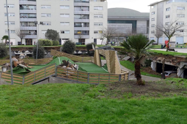 Un parque infantil con pista deportiva se ha hundido sobre el aparcamiento subterráneo de una urbanizaciónde Santander,