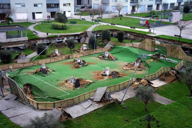 Un parque infantil con pista deportiva se ha hundido sobre el aparcamiento subterráneo de una urbanizaciónde Santander,