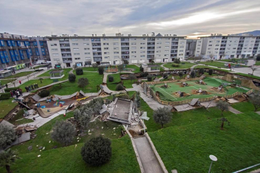 Un parque infantil con pista deportiva se ha hundido sobre el aparcamiento subterráneo de una urbanizaciónde Santander,