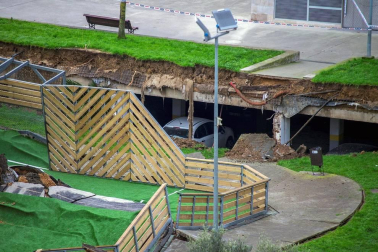 Un parque infantil con pista deportiva se ha hundido sobre el aparcamiento subterráneo de una urbanizaciónde Santander,