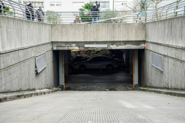 Un parque infantil con pista deportiva se ha hundido sobre el aparcamiento subterráneo de una urbanizaciónde Santander,