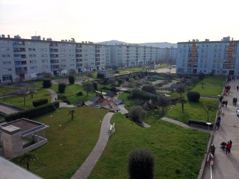 Un parque infantil con pista deportiva se ha hundido sobre el aparcamiento subterráneo de una urbanizaciónde Santander,