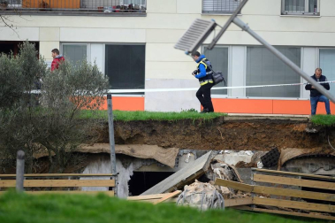 Un parque infantil con pista deportiva se ha hundido sobre el aparcamiento subterráneo de una urbanizaciónde Santander,