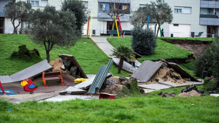 Un parque infantil con pista deportiva se ha hundido sobre el aparcamiento subterráneo de una urbanizaciónde Santander,