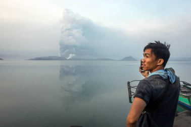El volcán Taal de Filipinas comienza a escupir fuentes de lava ante una "inminente erupción peligrosa"