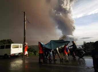El volcán Taal de Filipinas comienza a escupir fuentes de lava ante una "inminente erupción peligrosa"