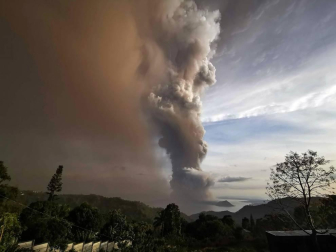 El volcán Taal de Filipinas comienza a escupir fuentes de lava ante una "inminente erupción peligrosa"