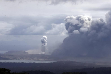 El volcán Taal de Filipinas comienza a escupir fuentes de lava ante una "inminente erupción peligrosa"