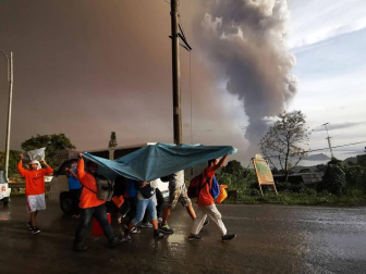 El volcán Taal de Filipinas comienza a escupir fuentes de lava ante una "inminente erupción peligrosa"