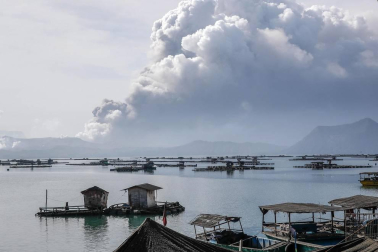 El volcán Taal de Filipinas comienza a escupir fuentes de lava ante una "inminente erupción peligrosa"