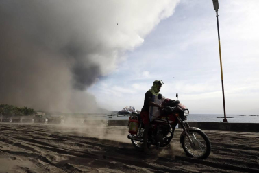 El volcán Taal de Filipinas comienza a escupir fuentes de lava ante una "inminente erupción peligrosa"