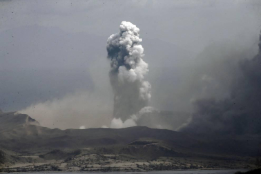 El volcán Taal de Filipinas comienza a escupir fuentes de lava ante una "inminente erupción peligrosa"