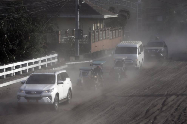 El volcán Taal de Filipinas comienza a escupir fuentes de lava ante una "inminente erupción peligrosa"