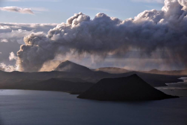 Filipinas mantiene la alerta por el volcán Taal, que ya ha desplazado a 30.000 personas
