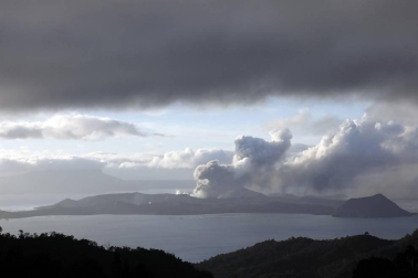 Filipinas mantiene la alerta por el volcán Taal, que ya ha desplazado a 30.000 personas
