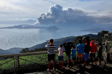 Filipinas mantiene la alerta por el volcán Taal, que ya ha desplazado a 30.000 personas